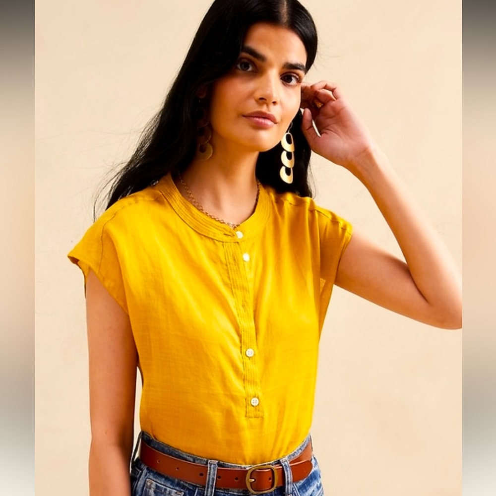 Banana republic sleeveless top